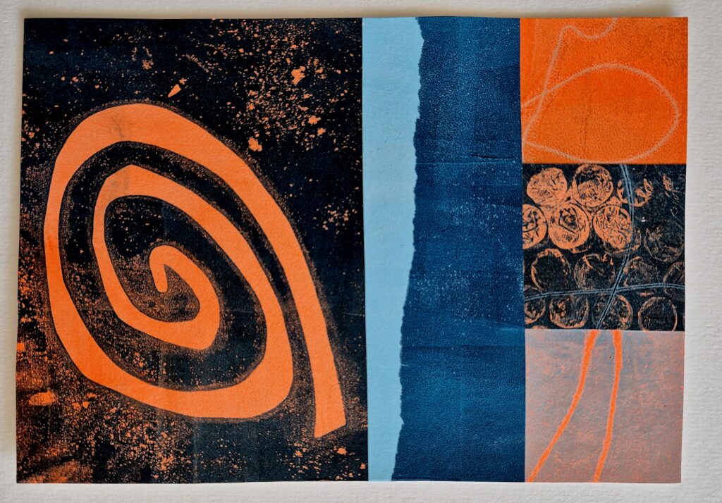 Gelliprint abstrakte Karte als Collage in blau und orange von SilkeFaberArt.
