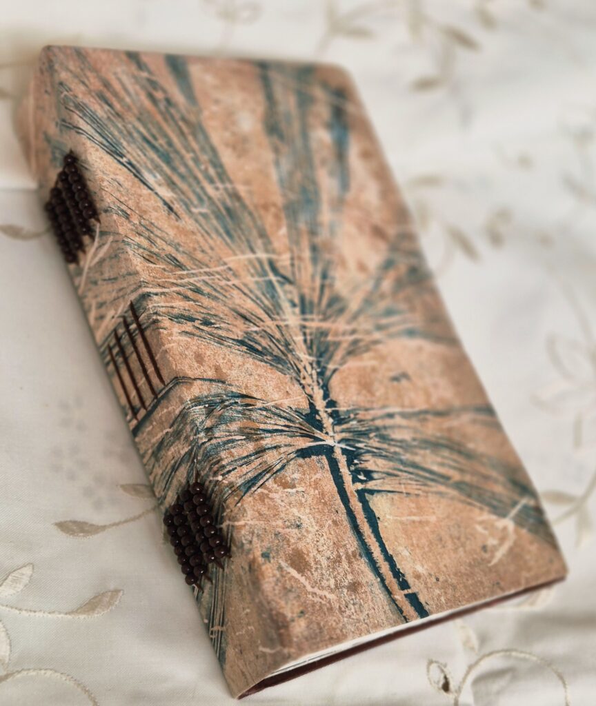 Papierobjekt, ein selbst gebundenes Buch in beige, Nadelbaum von SilkeFaberArt.