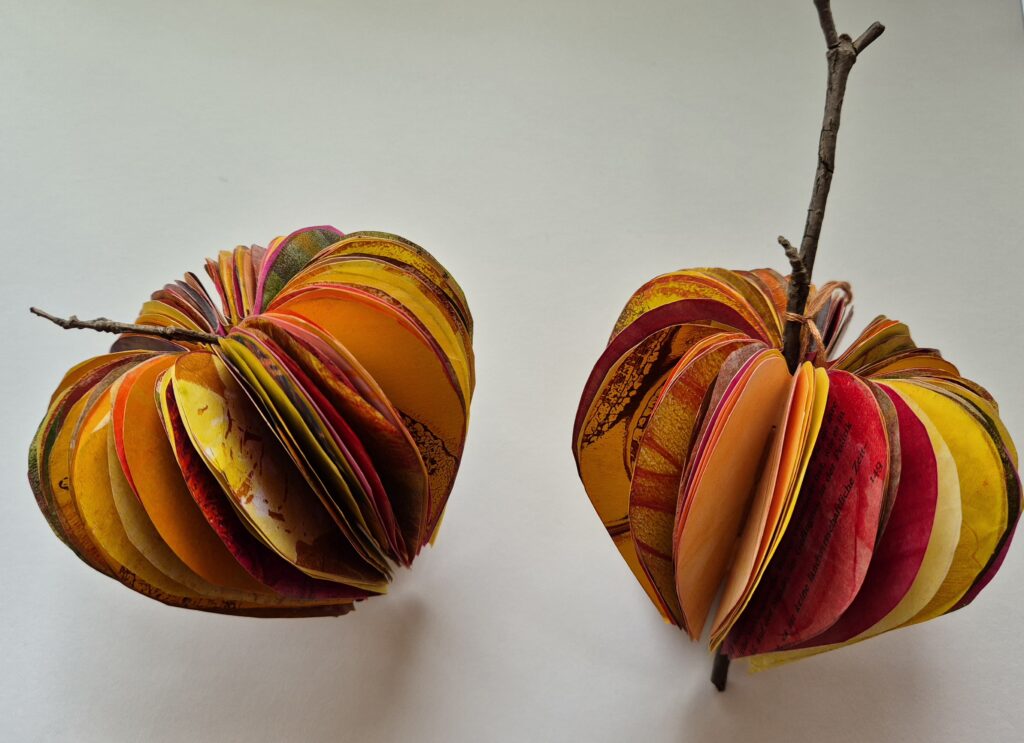 Papierobjekt, 2 Seeds in Herbstfarben auf bedrucktem Papier von SilkeFaberArt.