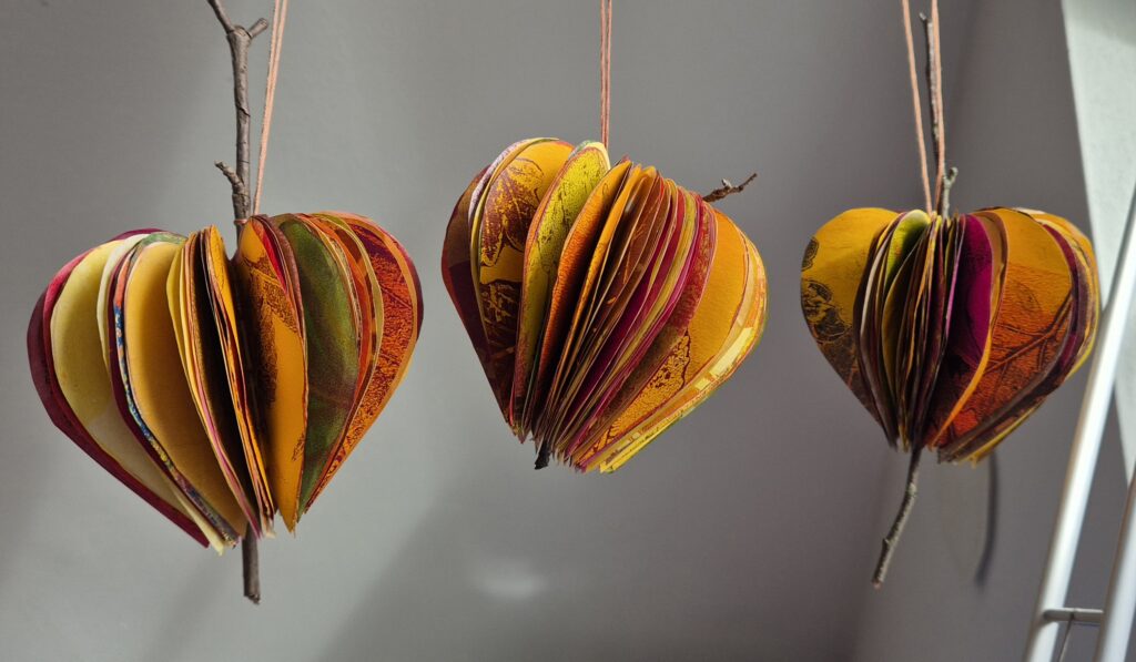 Papierobjekt, 3 Seeds in Herbstfarben auf bedrucktem Papier von SilkeFaberArt.