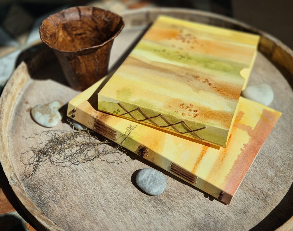 Papierobjekt, selbst gebundenes Buch in Erdfarben von SilkeFaberArt.